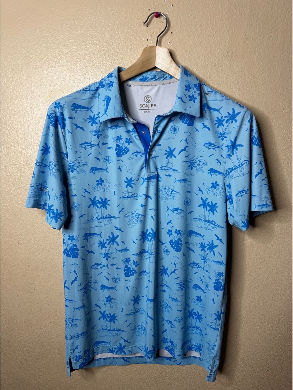 Scales Men’s Blue Tropical Fish Palm Print Performance Polo Shirt Size S